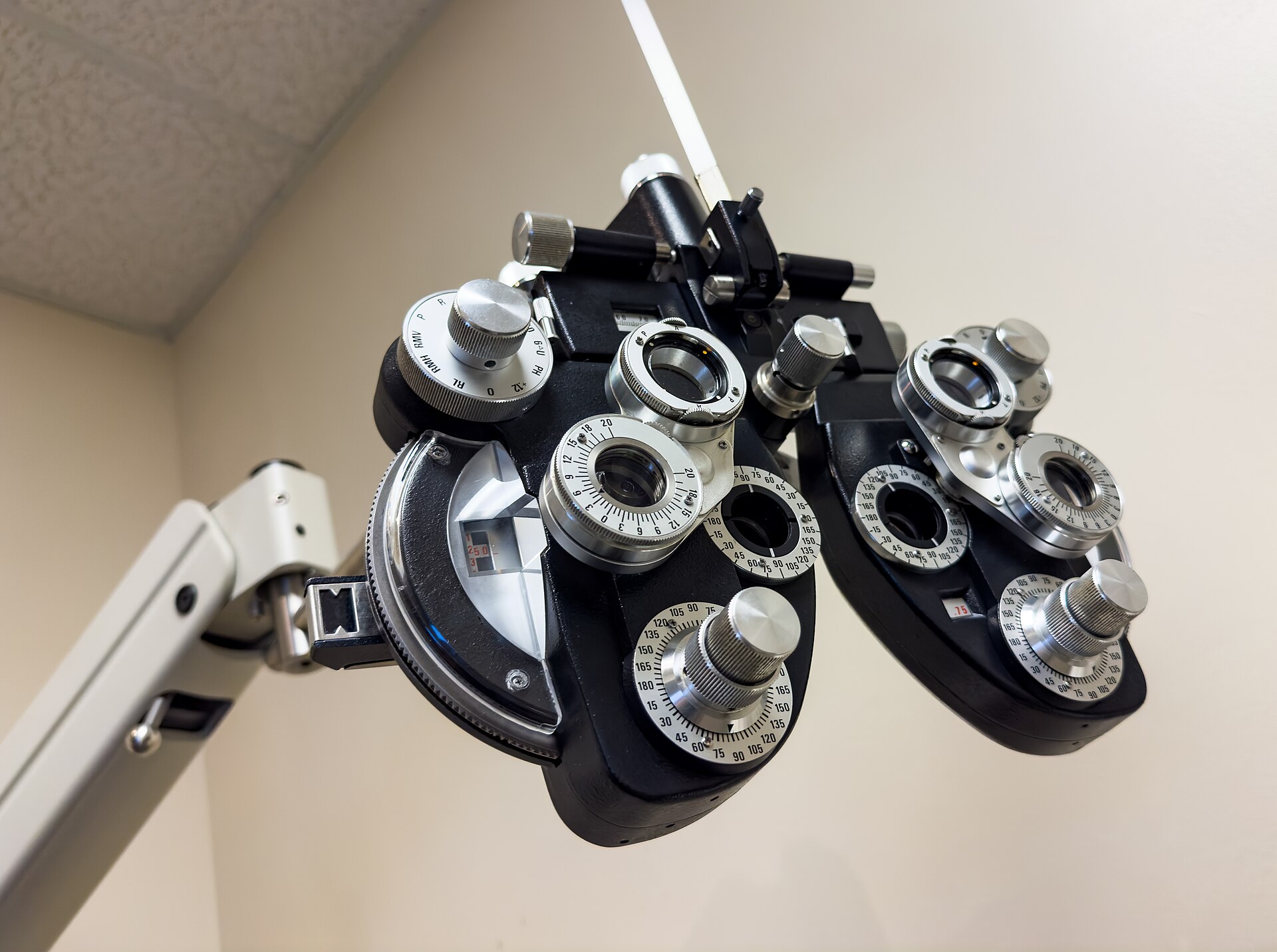 Сучасне обладнання для перевірки зору в кабінеті vision care